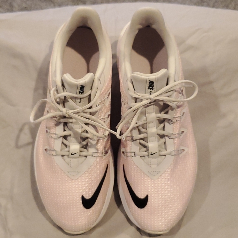 NIKE Quest Women's Running Shoes. Size 10